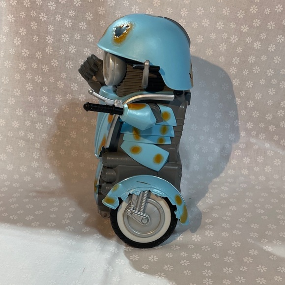 Hasbro Transformers The Last Knight Robot Squeaks Dances Action Figure lights up - Picture 4 of 9